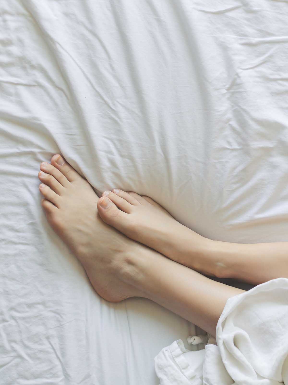 горящие ноги во сне. ноги в огне. горящие ноги во сне. женские ступни во сне. мужчина и женщина в постели.